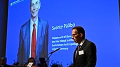 El secretario del Comité Nobel de Fisiología o Medicina, Thomas Perlmann, anuncia el ganador.