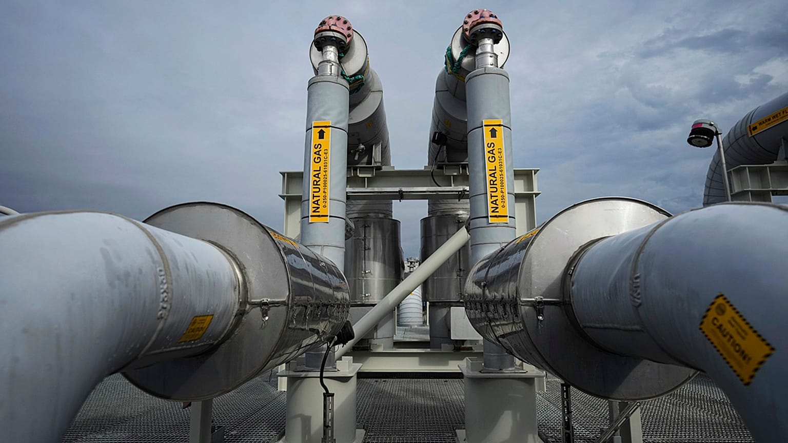 A growing number of EU countries favour the imposition of a price cap on pipeline gas and LNG imports.