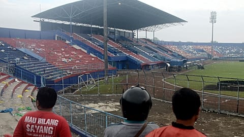 Bei der Masspenpanik in einem Fußballstadion in Indonesien sind 125 Menschen ums Leben gekommen.
