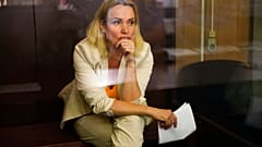 Η δημοσιογράφος Μαρίνα Οφσιάνικοβα κατά τη διάρκεια δίκης στη Ρωσία