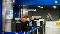 Έλεγχος αποσκευών στο αεροδρόμιο Μακεδονία της Θεσσαλονίκης (φώτο αρχείου)