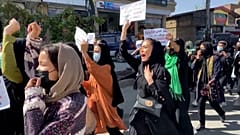 Des femmes afghanes marchent contre les talibans à Kaboul