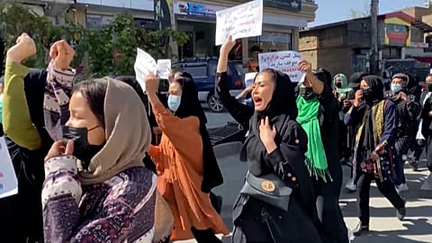 Des femmes afghanes marchent contre les talibans à Kaboul