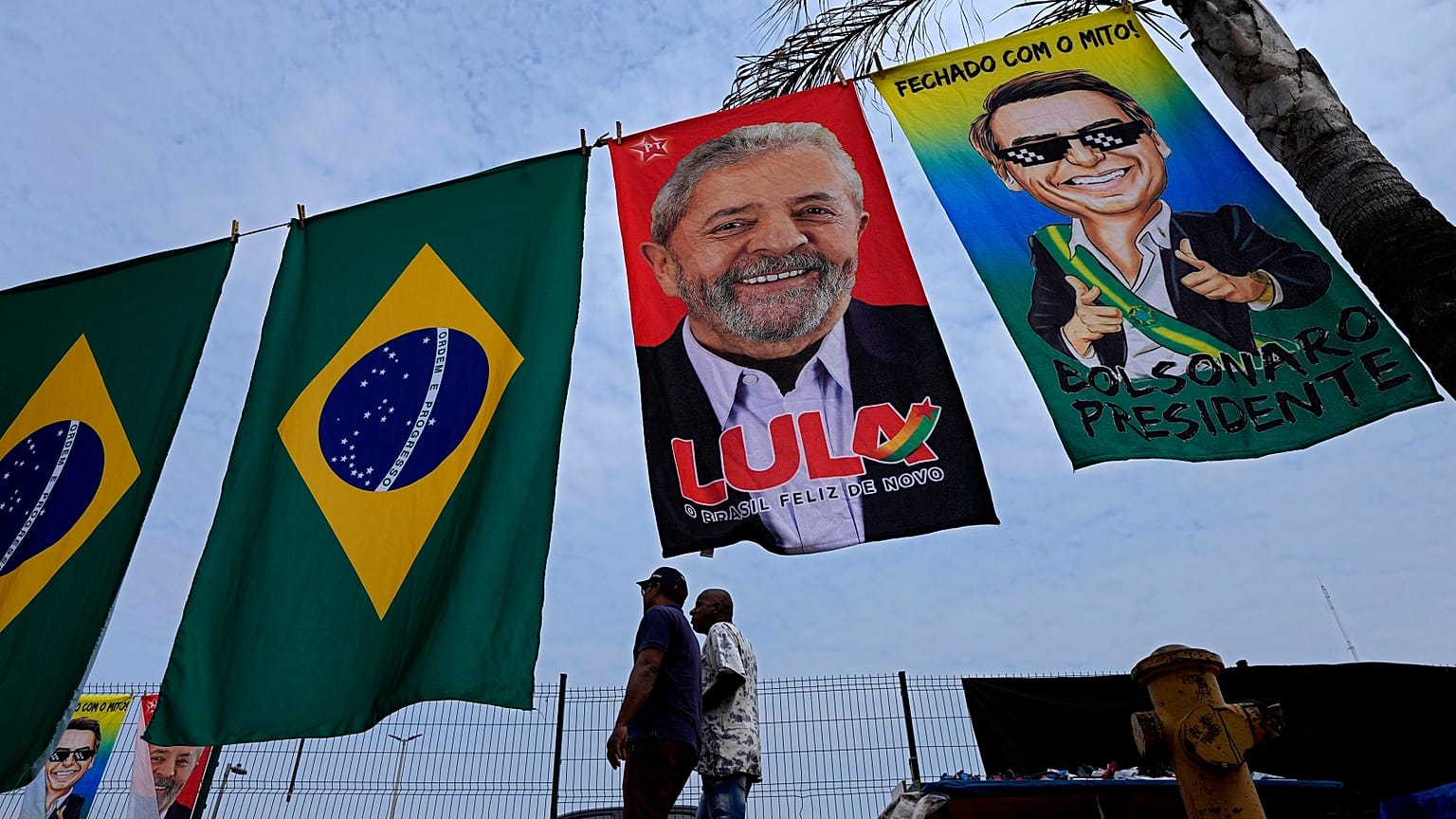 Lulát és Bolsonarót támogató lobogók Brazíliában