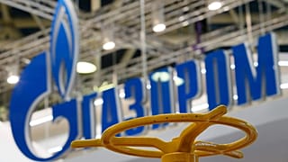 Az orosz Gazprom cég logója a 16. Nyeftyegaz olaj- és gázipari berendezések nemzetközi kiállításán és vásárán Moszkvában 2016. április 18-án