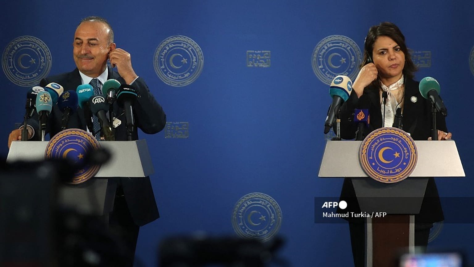 La ministra degli esteri libica Najla al-Mangoush con il ministro degli esteri turco Mevlut Cavusoglu (a sinistra)