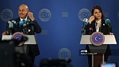 La ministra degli esteri libica Najla al-Mangoush con il ministro degli esteri turco Mevlut Cavusoglu (a sinistra)