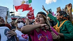 Una mujer se corta el pelo durante una protesta contra la muerte de la iraní Mahsa Amini, en Estambul, Turquía, el 2 de octubre de 2022.