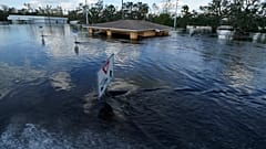 Los tejados de los edificios están rodeados por las aguas de la inundación a lo largo del río Peace tras el paso del huracán Ian en Arcadia, Florida, el 3 de octubre de 2022.