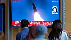 Surcoreanos siguen en televisión la información sobre el misil norcoreano, Seúl, Corea del Sur