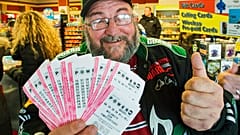 Kanada'da bin dolar değerinde loto bileti alan bir kişi (arşiv) 