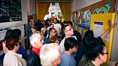 La gente espera en la cola para emitir su voto en un colegio electoral en Sarajevo, Bosnia, el domingo 2 de octubre de 2022