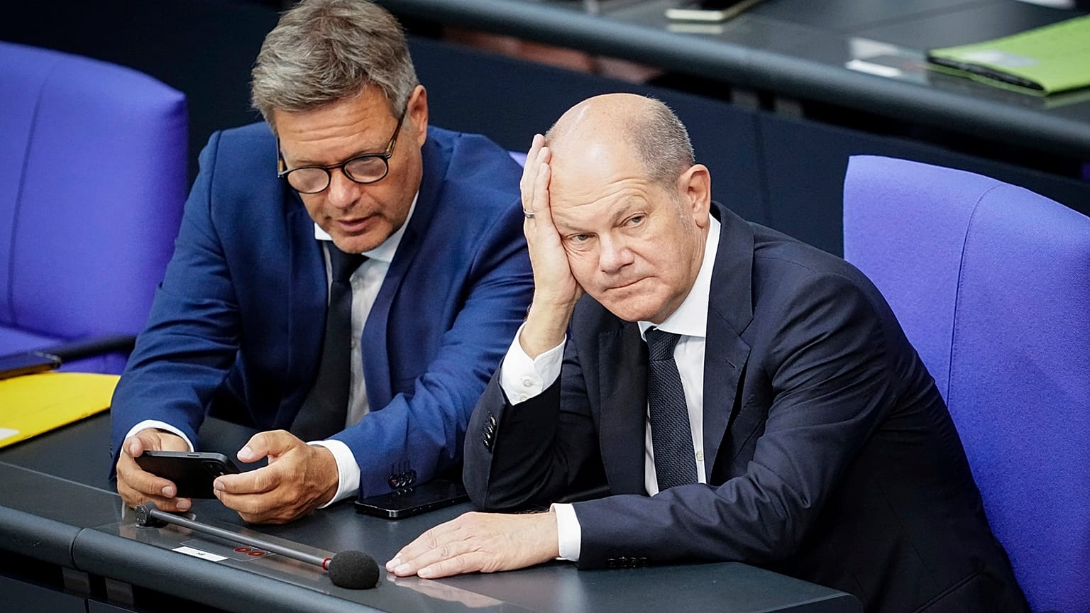 Wirtschaftsminister Habeck und Kanzler Scholz auf der Regierungsbank im Bundestag