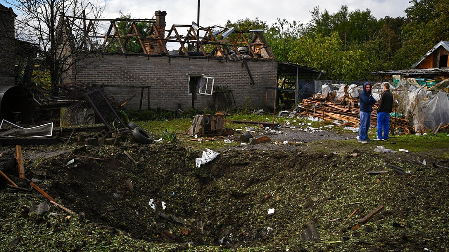 Romok a harcok nyomán. Bombatölcsér Kramatorszkban.