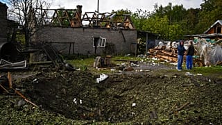 Romok a harcok nyomán. Bombatölcsér Kramatorszkban.