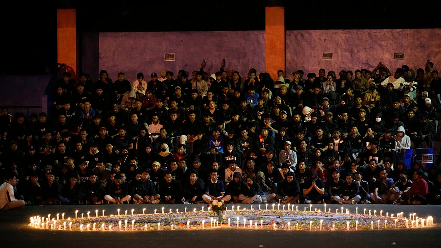 Endonezya'da stadyumda yaşanan izdiham nedeniyle hayatını kaybedenler anılıyor 