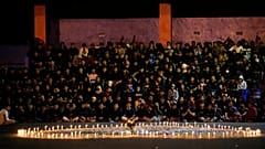Endonezya'da stadyumda yaşanan izdiham nedeniyle hayatını kaybedenler anılıyor 