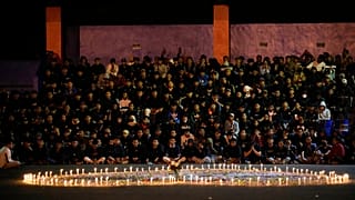 Endonezya'da stadyumda yaşanan izdiham nedeniyle hayatını kaybedenler anılıyor 