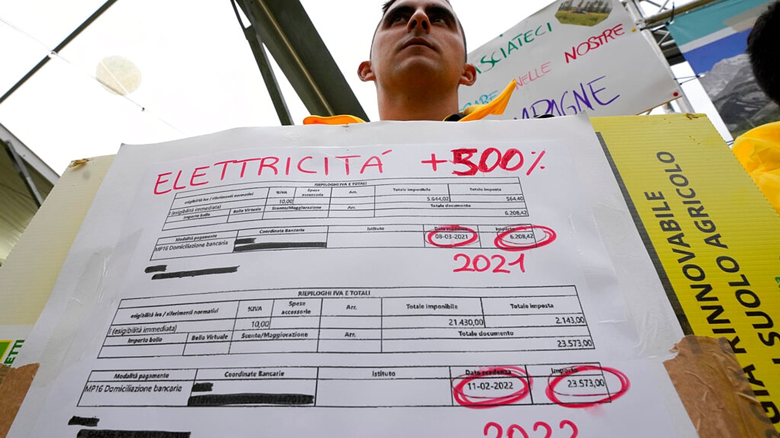 Elektrik faturaların eskiye nazaran yüzde 500 oranında arttığını gösteren bir afiş, İtalya Milano.