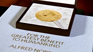 Медаль, вручаемая вместе с Нобелевской премией 