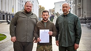Ukrayna Devlet Başkanı Vladimir Zelenskiy resmi olarak hızlandırılmış NATO üyeliği başvurusunda bulundu