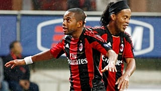 Robinho ai tempi d'oro, in gol con il Milan. Vicino a lui, Ronaldinho. (Milanoi, 16.10.2010)