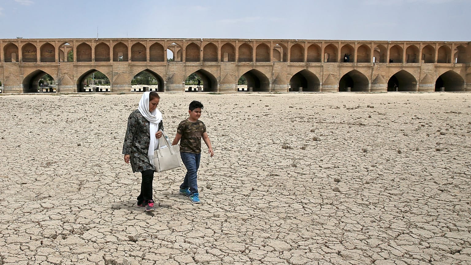 Imagem do leito do Rio Zayandeh, no Irão, registada em 2018