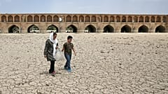Imagem do leito do Rio Zayandeh, no Irão, registada em 2018