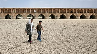 Imagem do leito do Rio Zayandeh, no Irão, registada em 2018