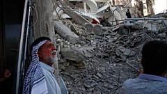 أفراد الطوارئ والإنقاذ يبحثون عن ناجين تحت أنقاض مبنى من 4 طوابق انهار في حي الكرادة في بغداد، العراق، 1 أكتوبر 2022
