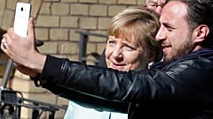 Almanya Başbakanı Angela Merkel 10 Eylül 2015'te Suriyeli mülteci Rodin Saouan ile Berlin'de selfie çektirirken/Arşiv