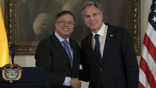 Stretta di mano tra Petro e Blinken