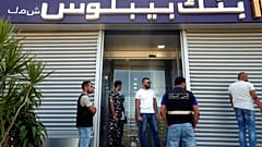 Baskına uğrayan Biblos Bankası şubesi önünde bekleyen güvenlik güçleri
