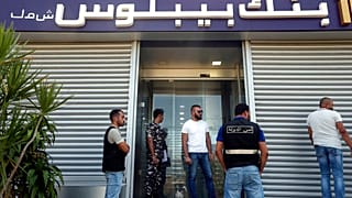 Baskına uğrayan Biblos Bankası şubesi önünde bekleyen güvenlik güçleri