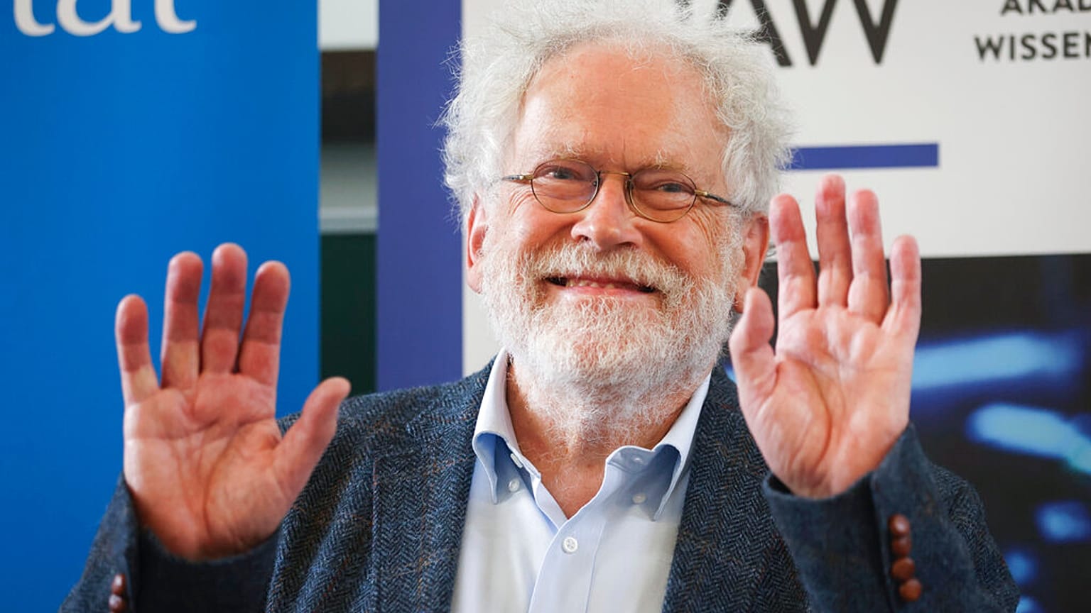 Professor Anton Zeilinger bei einer Pressekonferenz am Institut für Quantenoptik und Quanteninformation in Wien, 4. Oktober 2022