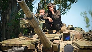 Ουκρανοί στρατιώτες ποζάρουν πάνω σε τανκ