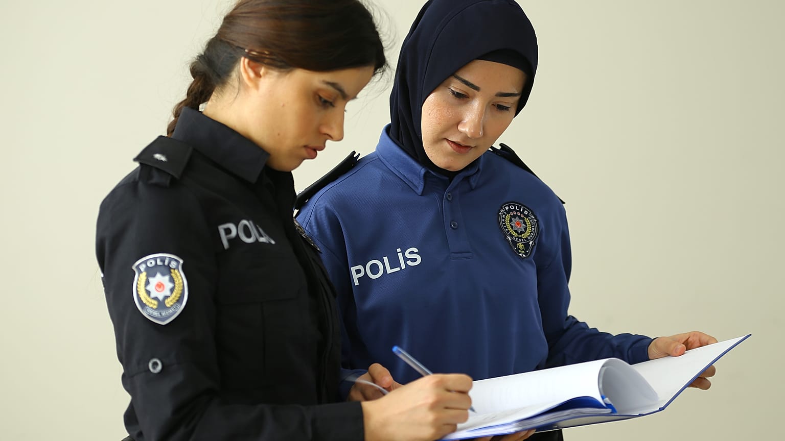 CHP kadınların kılık kıyafeti konusunda zorlamaya tabi tutulamamasına yönelik yasa teklifini meclise sundu