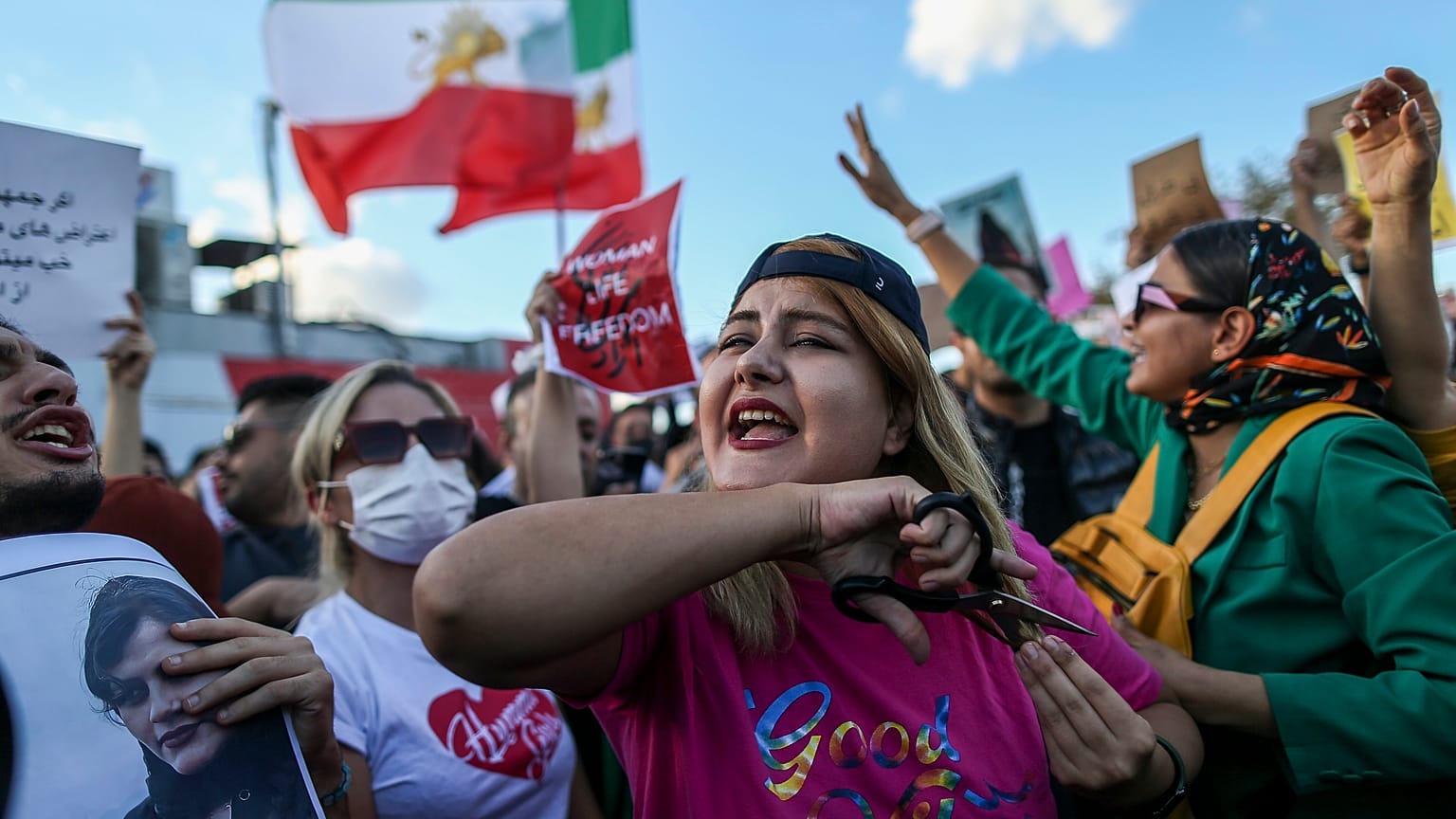 Teilnehmerin einer Kundgebung in Istanbul zur Unterstützung der Proteste im Iran