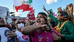 Teilnehmerin einer Kundgebung in Istanbul zur Unterstützung der Proteste im Iran