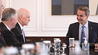 Ο πρωθυπουργός Κυριάκος Μητσοτάκης συνομιλεί με την αντιπροσωπεία της Βουλής των Αντιπροσώπων των Ηνωμένων Πολιτειών, κατά τη διάρκεια της συνάντησής τους, στο Μέγαρο Μαξίμου