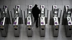 Un usager du métro passe le portique à Gare du Nord