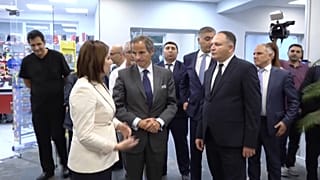 Rafeal Grossi, director de la OIEA, durante su visita a Armenia este martes.