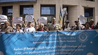 أعضاء جمعية مغربية لحقوق الإنسان يتظاهرون أمام مكاتب الاتحاد الأوروبي ضد القيود المفروضة على تأشيرات السفر، 4 أكتوبر 2022 في الرباط.