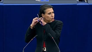  Abir Al-Sahlani cutting her hair in the European Parliament