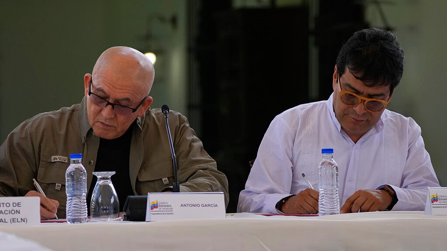 Az ELN részéről Antonio Garcia parancsnok (balra) írta alá a béketárgyalásokról szóló nyilatkozatot.
