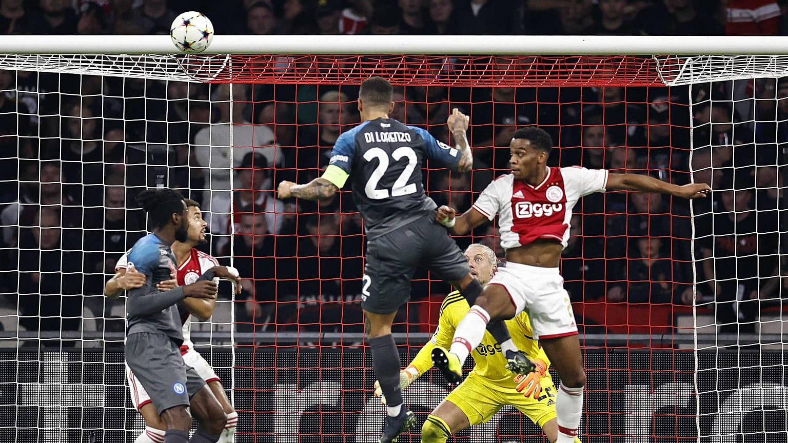 Giovanni Di Lorenzo (22) a Napoli első gólját fejeli az Ajax ellen az amszterdami Johan Cruijff Arenában 2022. október 4-én.
