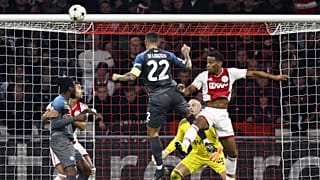 Giovanni Di Lorenzo (22) a Napoli első gólját fejeli az Ajax ellen az amszterdami Johan Cruijff Arenában 2022. október 4-én.