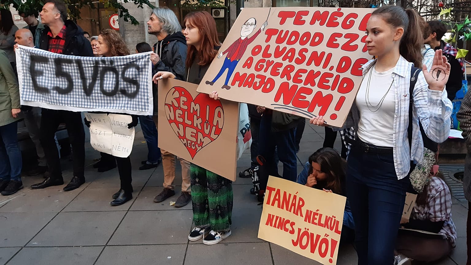 Diákok, szülők és pedagógusok szerveztek élőláncot a pedagógussztrájk reggelén, hogy kiálljanak a tanárok mellett