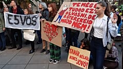 Diákok, szülők és pedagógusok szerveztek élőláncot a pedagógussztrájk reggelén, hogy kiálljanak a tanárok mellett