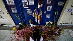 Hommages rendus aux victimes de la bousculade dans un stade de football à Malang (Indonésie, Java) 